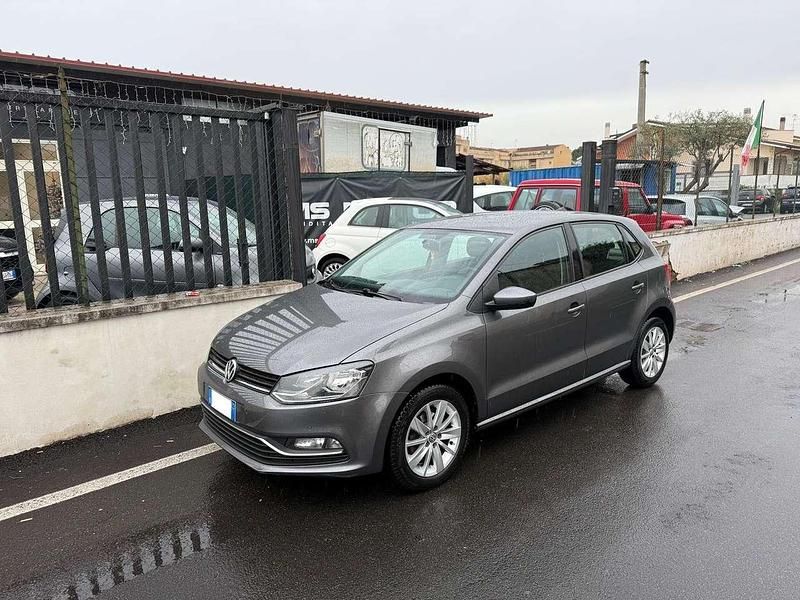 Grigio Usata 2015 VW Polo Tre volumi | 7290 € (Buon prezzo) - Immagine 1/4
