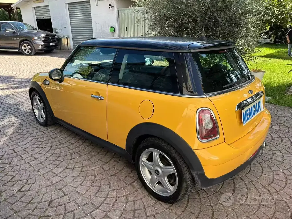Usata Mini Cooper 109 CV (80 kW) 2010 Giallo Utilitaria