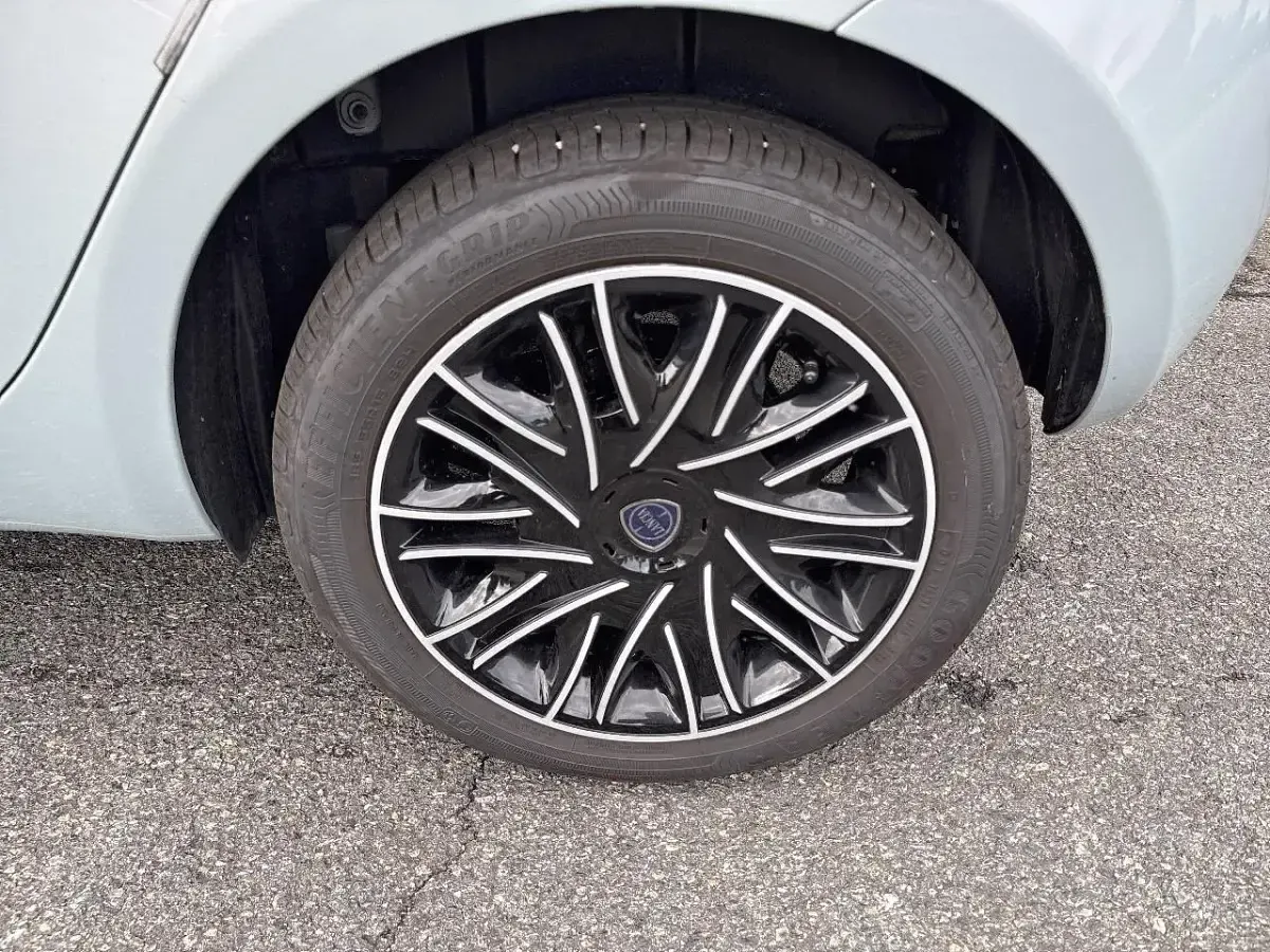 Usata Lancia Ypsilon 70 CV (51 kW) 2024 Verde Utilitaria