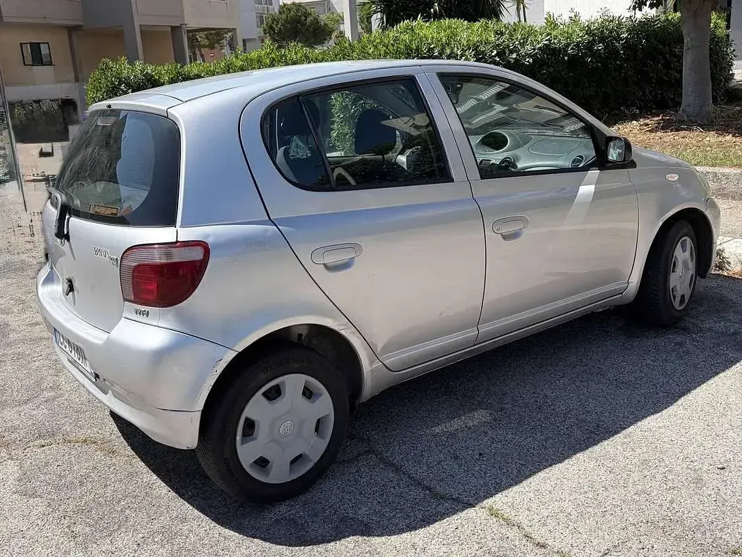 Usata Toyota Yaris 68 CV (50 kW) 2003 Argento Berlina