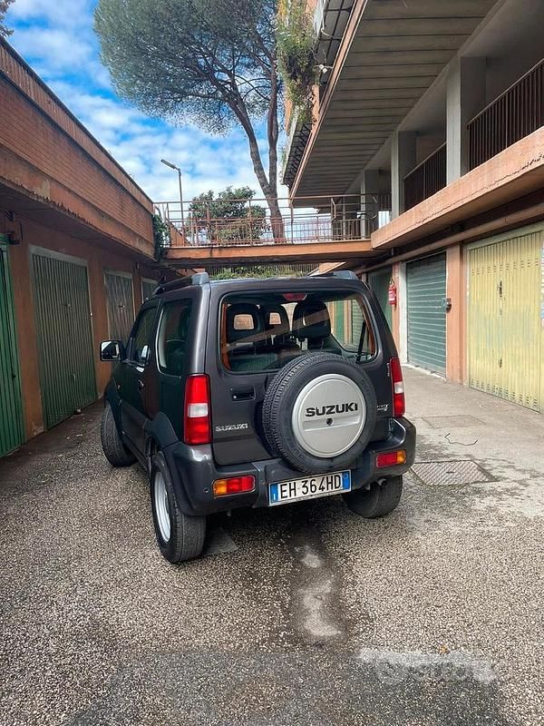 Usata Suzuki Jimny 85 CV (62 kW) 2012 Grigio SUV