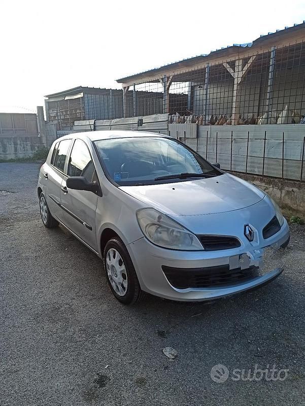 Usata Renault Clio II 75 CV (55 kW) 2007 Grigio Utilitaria