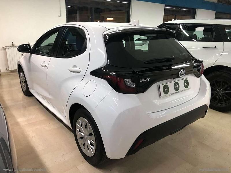 Usata Toyota Yaris Hybrid Active 92 CV (67 kW) 2021 Bianco Berlina