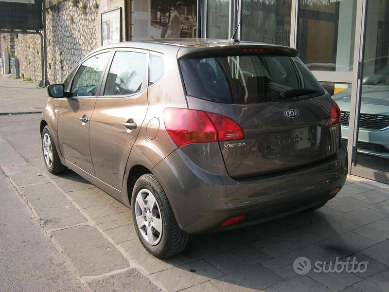 Usata Kia Venga 90 CV (66 kW) 2014 Marrone Utilitaria