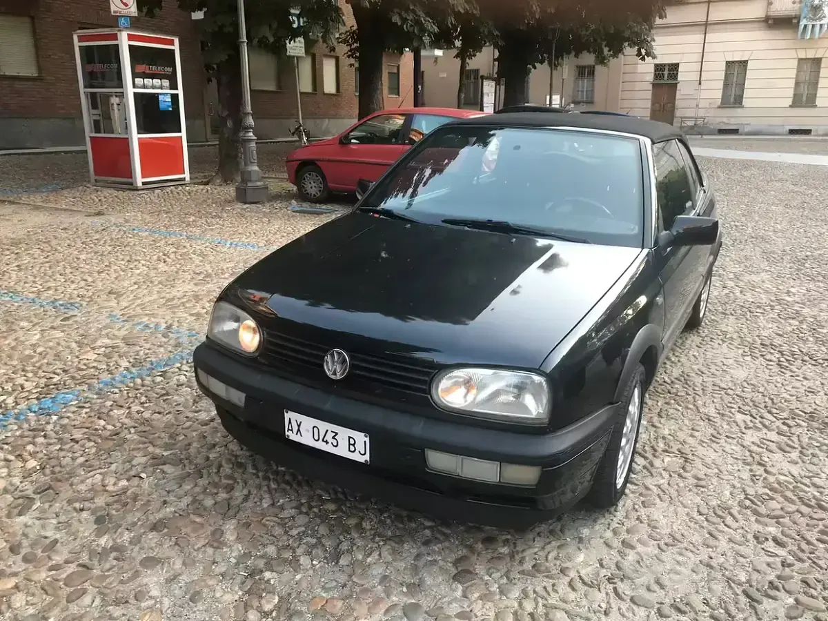 Begagnad VW Golf Cabriolet 101 HK (74 kW) 1998 Svart Cab