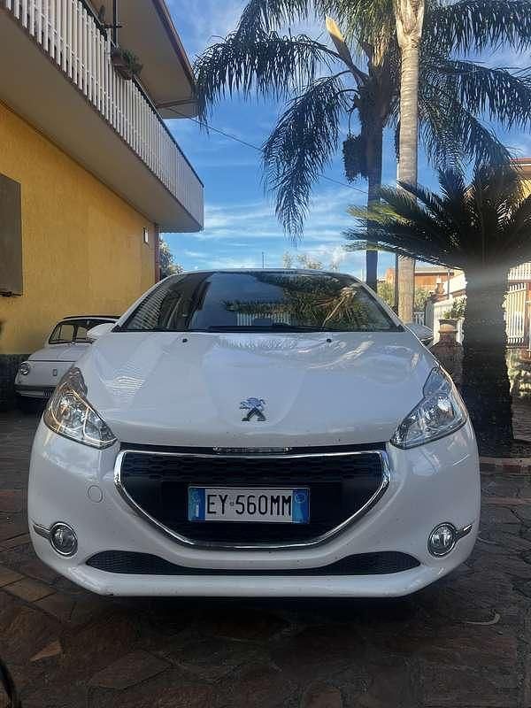 Usata 2015 Peugeot 208 Active Due volumi | 7000 € (Buon prezzo) - Immagine 1/4