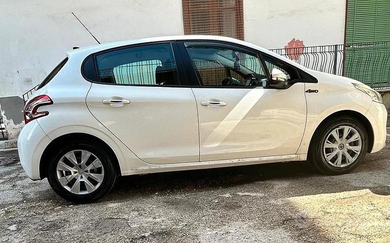 Usata Peugeot 208 Allure 68 CV (50 kW) 2014 Bianco Utilitaria