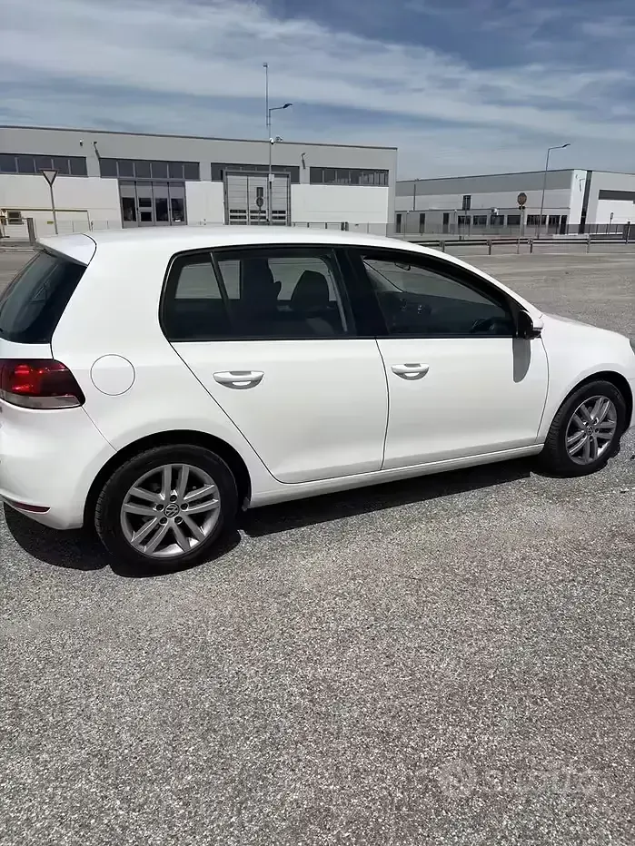 Usata VW Golf VI 105 CV (77 kW) 2011 Bianco Utilitaria
