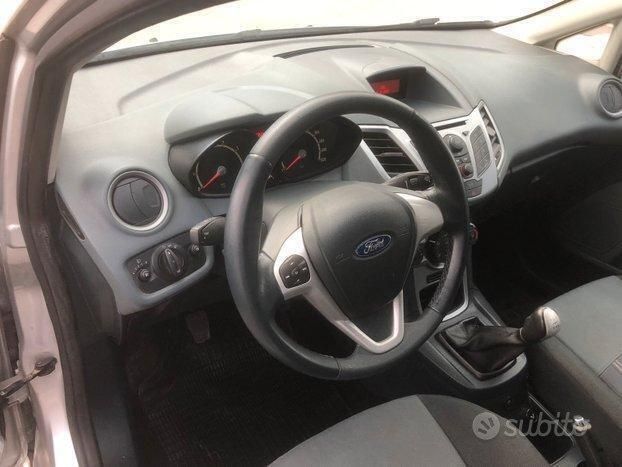 Usata Ford Fiesta Titanium 97 CV (71 kW) 2009 Grigio Utilitaria