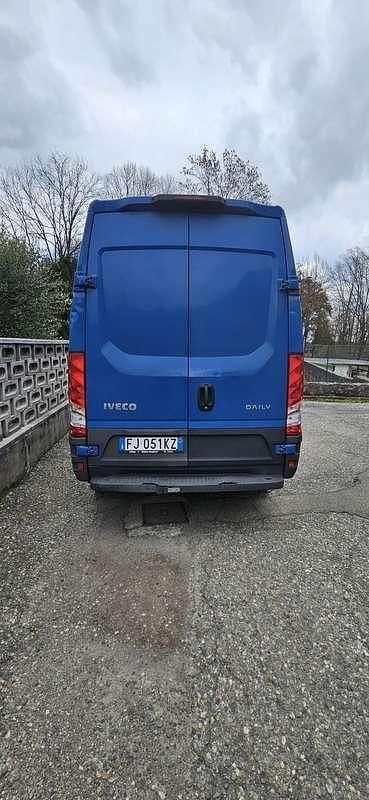 Usata Iveco Daily 140 CV (102 kW) 2017 Blu/azzurro Furgone