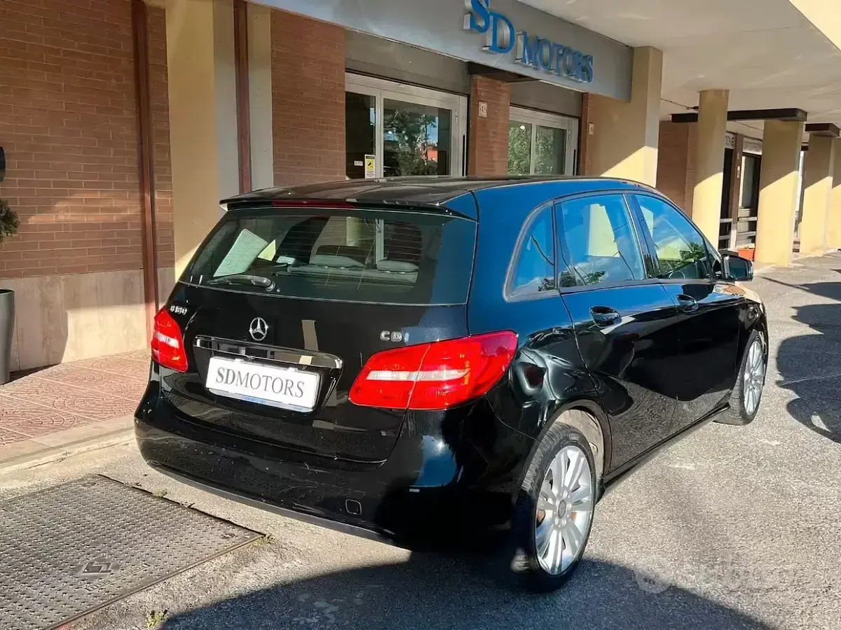 Usata Mercedes B180 Executive 109 CV (80 kW) 2013 Nero Utilitaria
