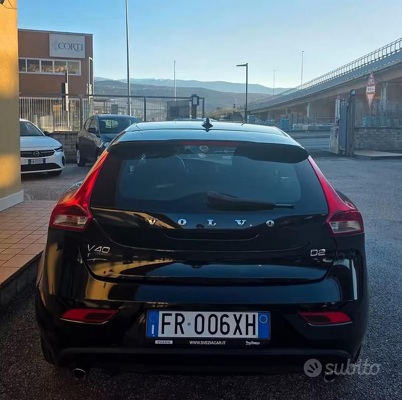 Usata Volvo V40 120 CV (88 kW) 2018 Nero Berlina