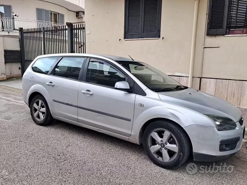 Usata Ford Focus 90 CV (66 kW) 2005 Grigio Station wagon