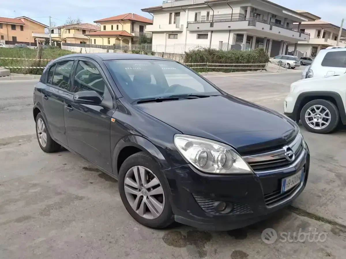 Usata Opel Astra 101 CV (74 kW) 2007 Nero Berlina