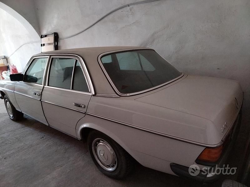 Usata Mercedes 200 109 CV (80 kW) 1981 Berlina