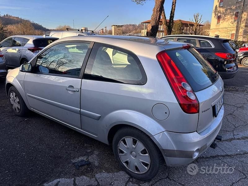 Occasion Ford Fiesta Ghia 75 ch (55 kW) 2007 Argent Citadine