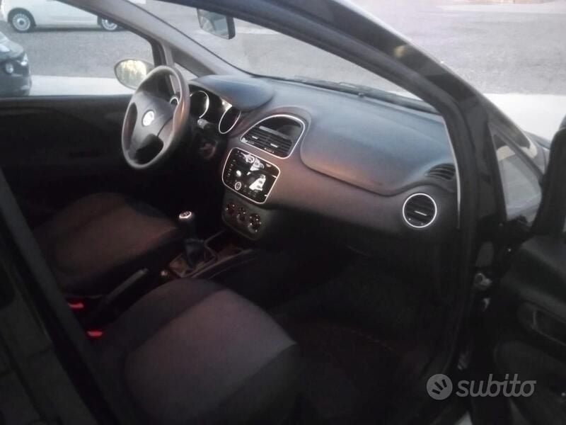 Nero Usata 2015 Fiat Punto Utilitaria | 4590 € (Ottimo prezzo) - Immagine 1/4