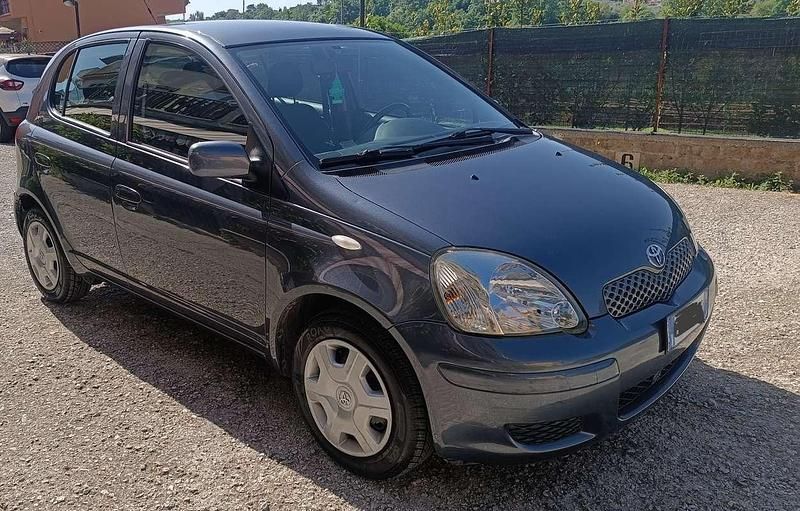 Usata Toyota Yaris Sol 68 CV (50 kW) 2004 Grigio Berlina