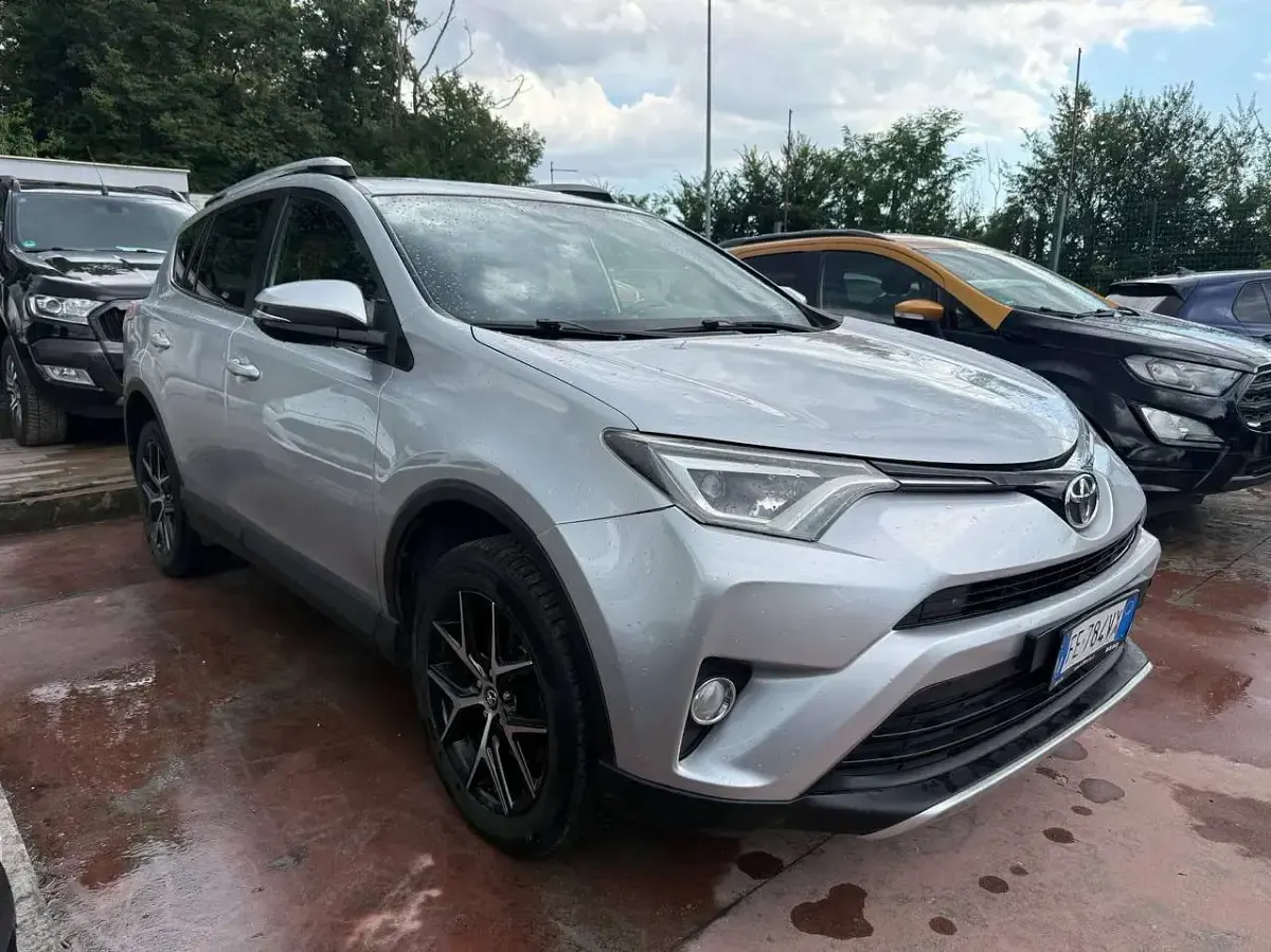 Usata Toyota RAV4 Lounge 143 CV (105 kW) 2016 Argento SUV