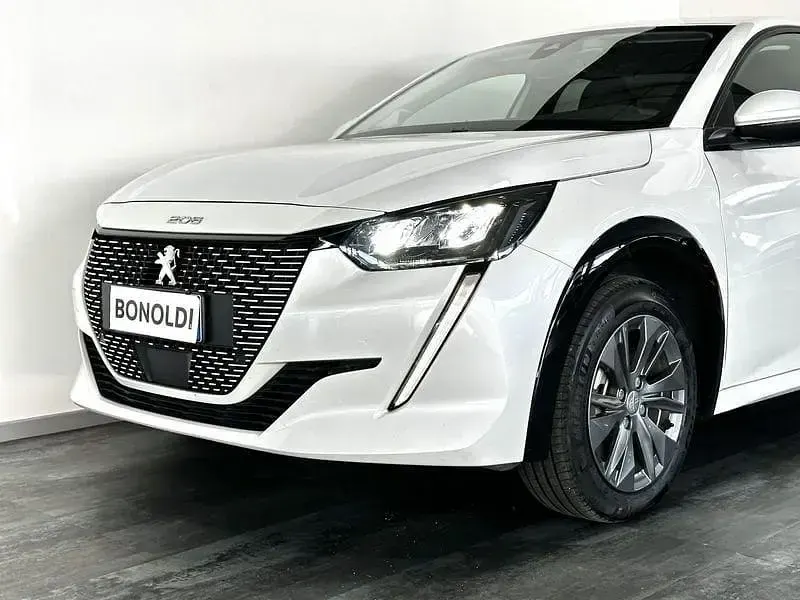 Usata Peugeot e-208 Allure 100 kW (136 CV) 2022 Bianco Utilitaria