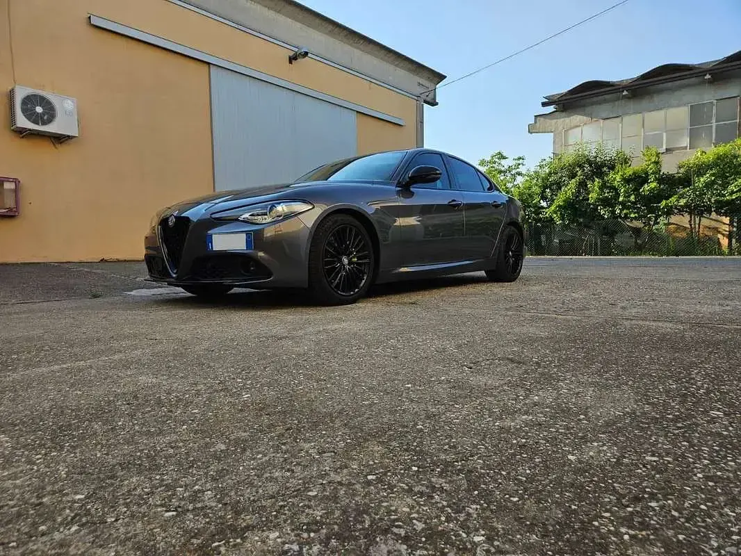 Usata Alfa Romeo Giulia Super 179 CV (131 kW) 2017 Grigio Berlina