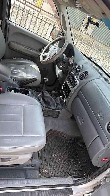 Usata Jeep Cherokee 163 CV (119 kW) 2006 Grigio SUV