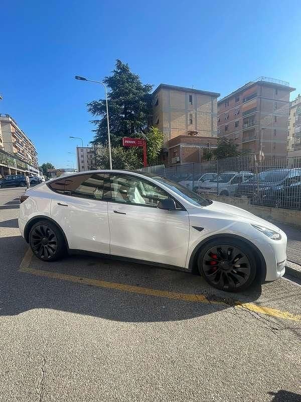 Usata 2023 Tesla Model Y Performance SUV | 43.000 € (Buon prezzo) - Immagine 1/4