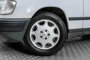 Usata Mercedes 200 105 CV (77 kW) 1986 Bianco Berlina