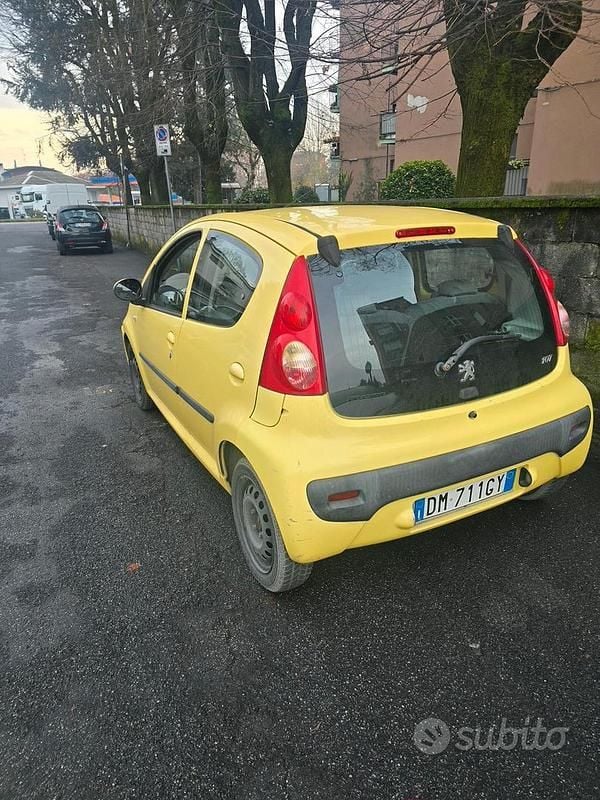Giallo Usata 2008 Peugeot 107 Due volumi | 2500 € (Buon prezzo) - Immagine 1/4