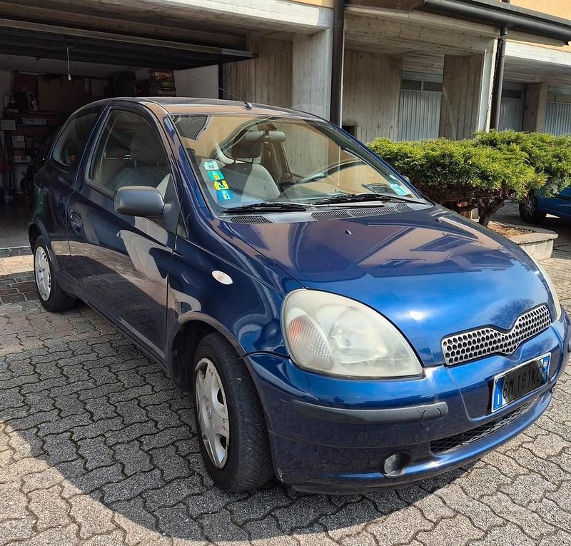 Usata Toyota Yaris 86 CV (63 kW) 2000 Blu Utilitaria