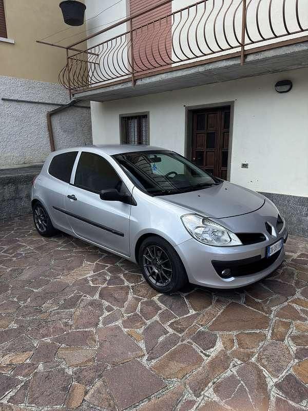 Usata Renault Clio II Dynamique 75 CV (55 kW) 2007 Berlina