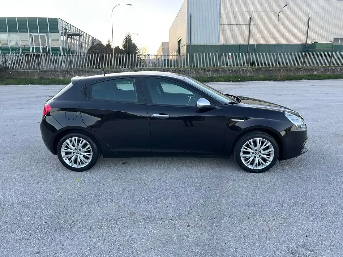 Usata Alfa Romeo Giulietta Super 120 CV (88 kW) 2017 Nero Utilitaria
