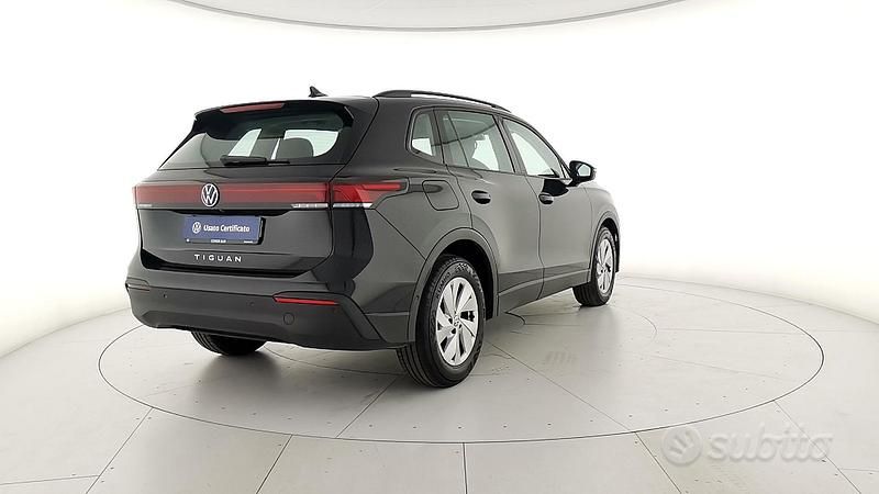 Usata VW Tiguan Life 150 CV (110 kW) 2024 Deep black perlato SUV