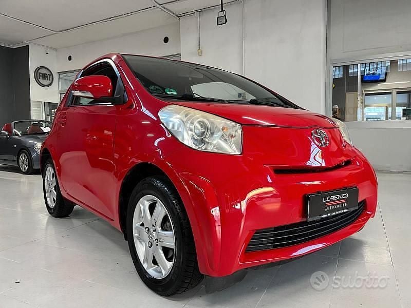 Usata Toyota iQ Sol 68 CV (50 kW) 2009 Rosso Utilitaria