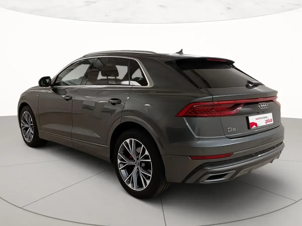 Usata Audi Q8 Sport 231 CV (169 kW) 2022 Grigio daytona perlato SUV