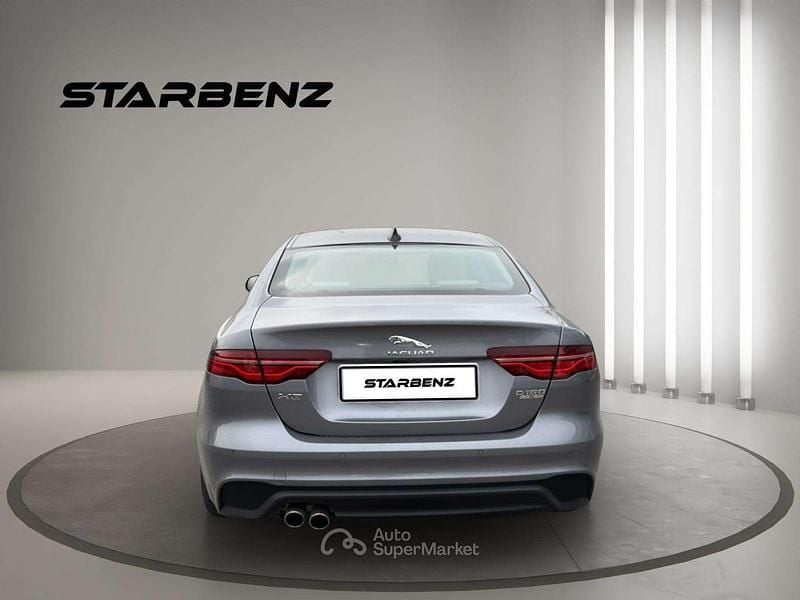 Usata Jaguar XE R-Dynamic 179 CV (131 kW) 2020 Argento Berlina