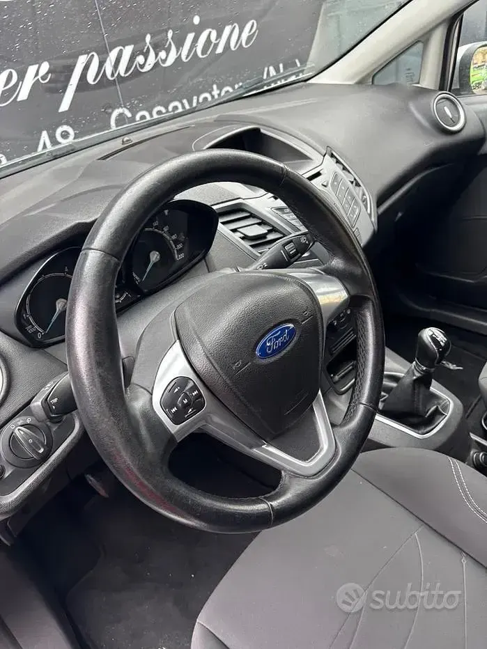 Usata Ford Fiesta Titanium 75 CV (55 kW) 2014 Grigio Utilitaria