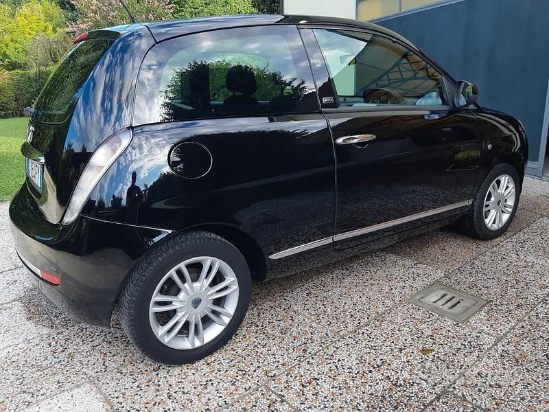 Usata Lancia Ypsilon 77 CV (56 kW) 2012 Nero Utilitaria