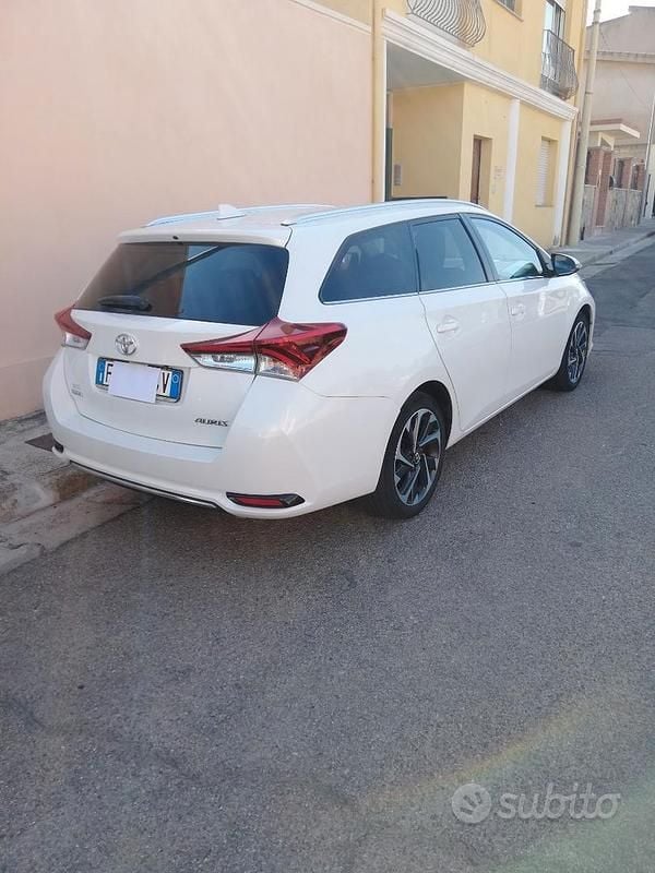 Usata Toyota Auris 132 CV (97 kW) 2016 Bianco Berlina
