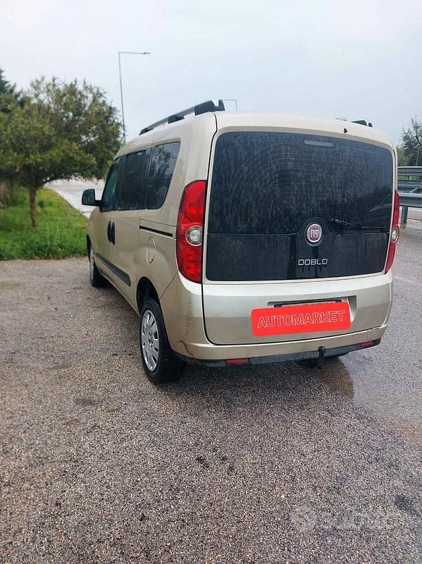 Usata Fiat Doblò Emotion 104 CV (76 kW) 2012 Marrone Monovolume