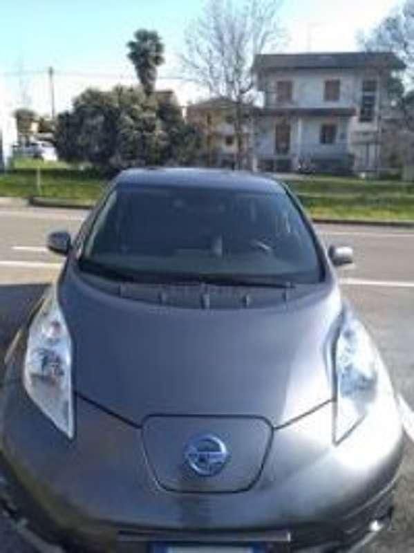 Grigio Usata 2014 Nissan Leaf Acenta Due volumi | 6900 € (Buon prezzo) - Immagine 1/4