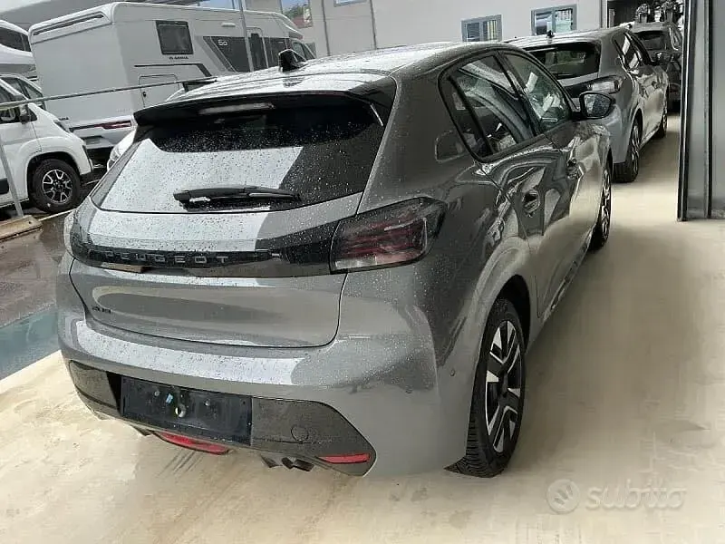 Usata Peugeot 208 Allure 101 CV (74 kW) 2025 Grigio Utilitaria