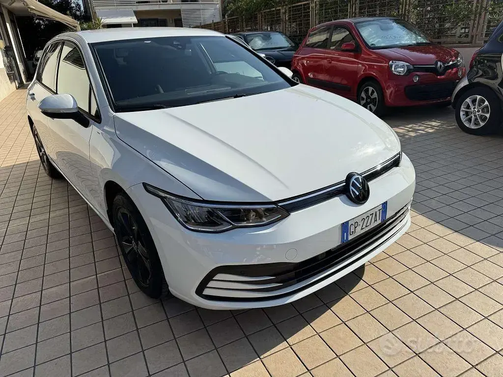Usata VW Golf VIII Life 110 CV (80 kW) 2023 Grigio Berlina