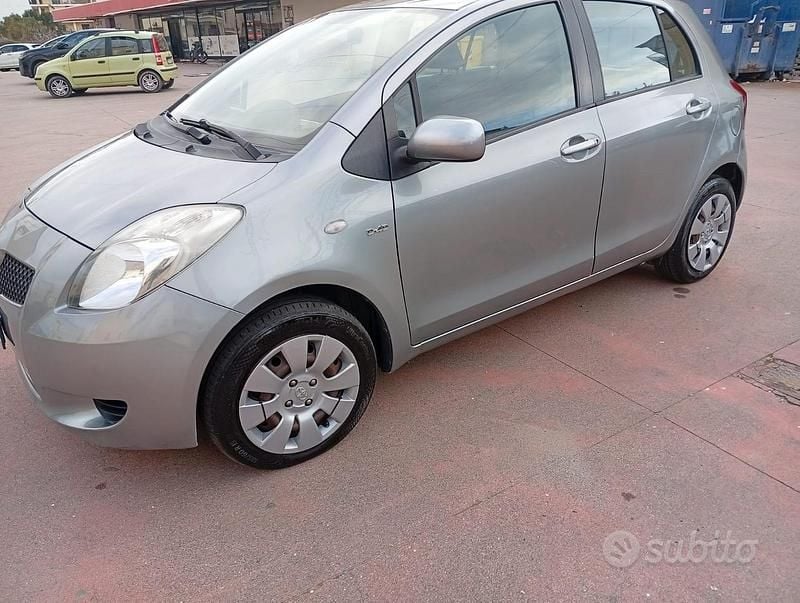 Usata Toyota Yaris 90 CV (66 kW) 2007 Grigio Utilitaria