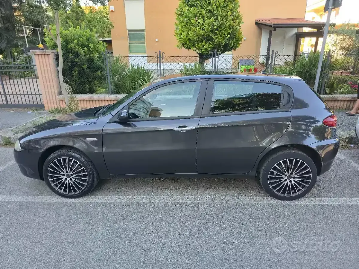 Usata Alfa Romeo 147 120 CV (88 kW) 2009 Nero Utilitaria
