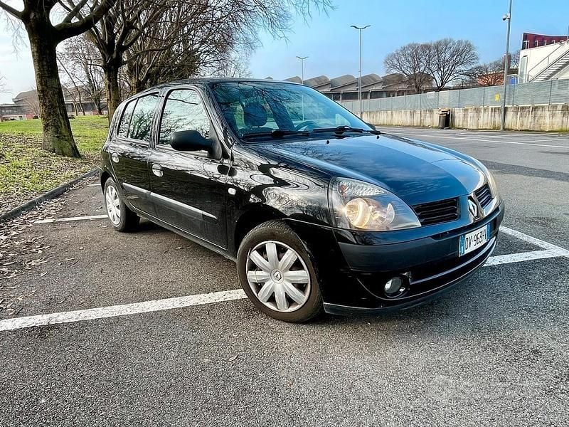 Nero Usata 2009 Renault Clio II Berlina | 1400 € (Ottimo prezzo) - Immagine 1/4