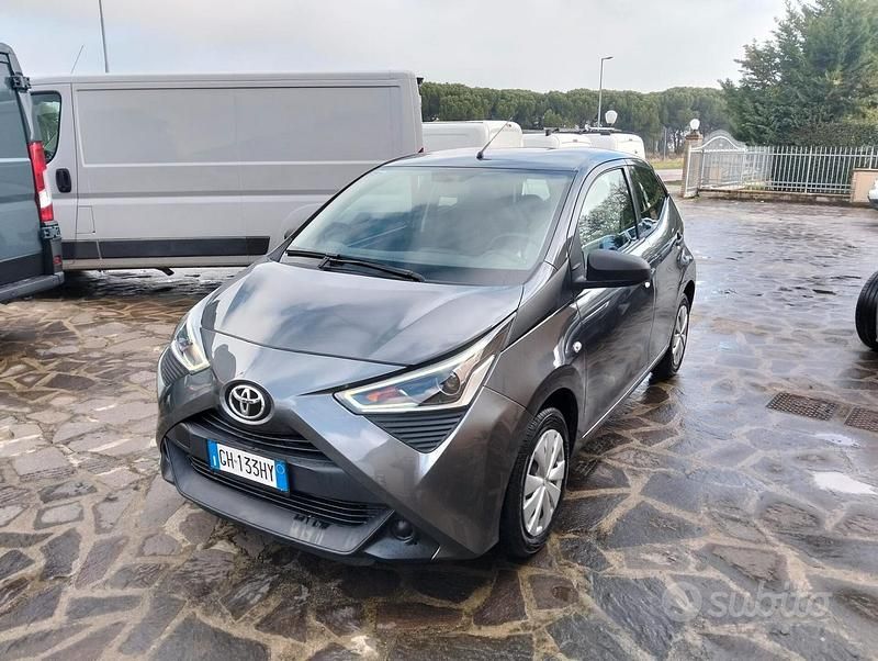 Usata Toyota Aygo Connect Style 72 CV (52 kW) 2021 Grigio Utilitaria