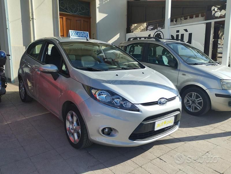 Argento Usata 2012 Ford Fiesta Titanium Due volumi | 3500 € (Super prezzo) - Immagine 1/4