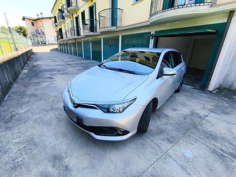 Argento Usata 2017 Toyota Auris Lounge Berlina | 11.000 € (Buon prezzo) - Immagine 1/4