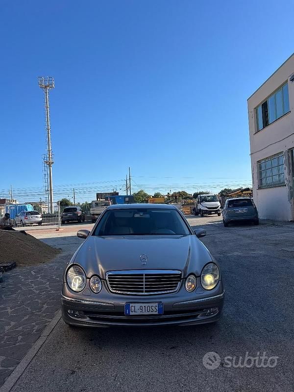 Usata Mercedes E200 177 CV (130 kW) 2004 Grigio Berlina